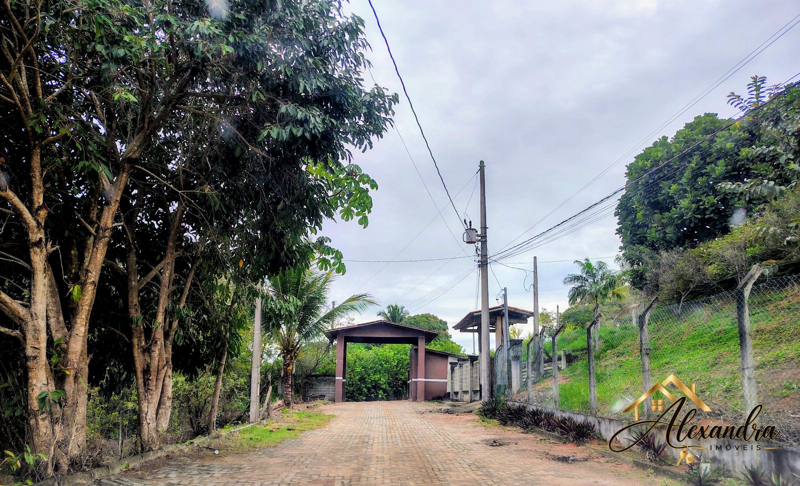 TERRENO COM CASA em GUARAPARI - JABOTICABA