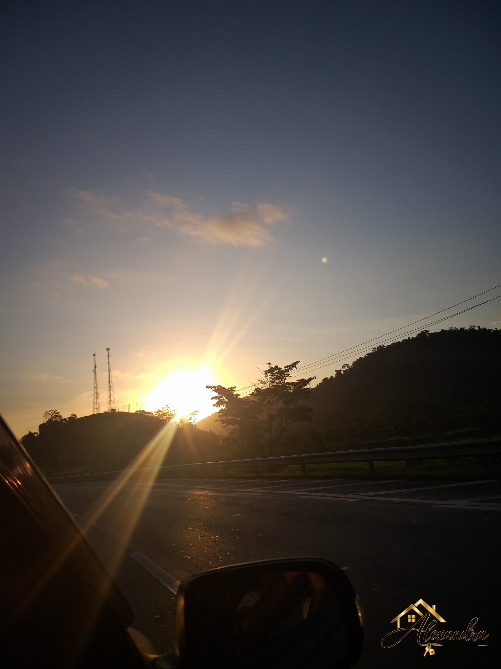 CASA A VENDA COM 2 PAVIMENTOS em GUARAPARI