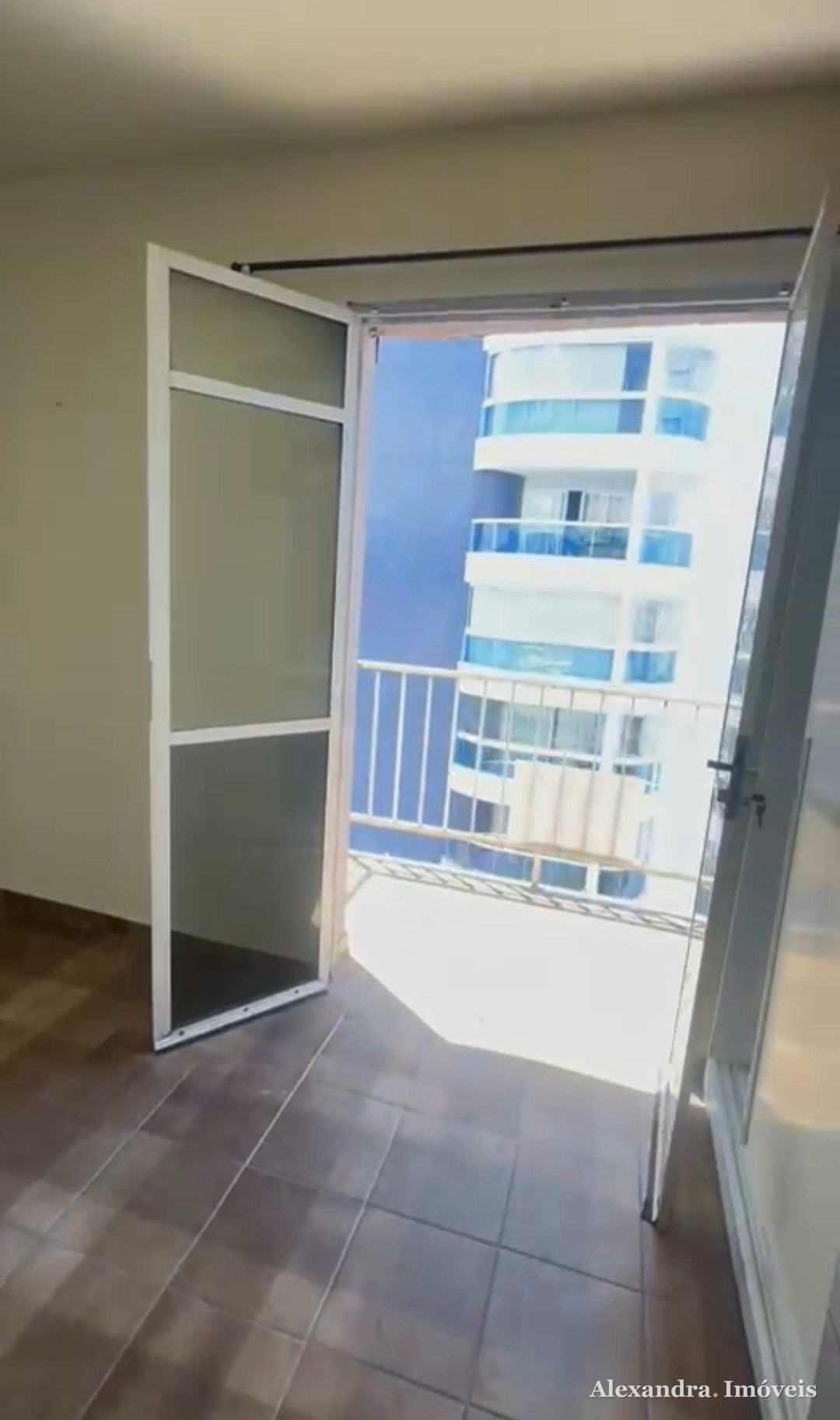 APARTAMENTO À VENDA